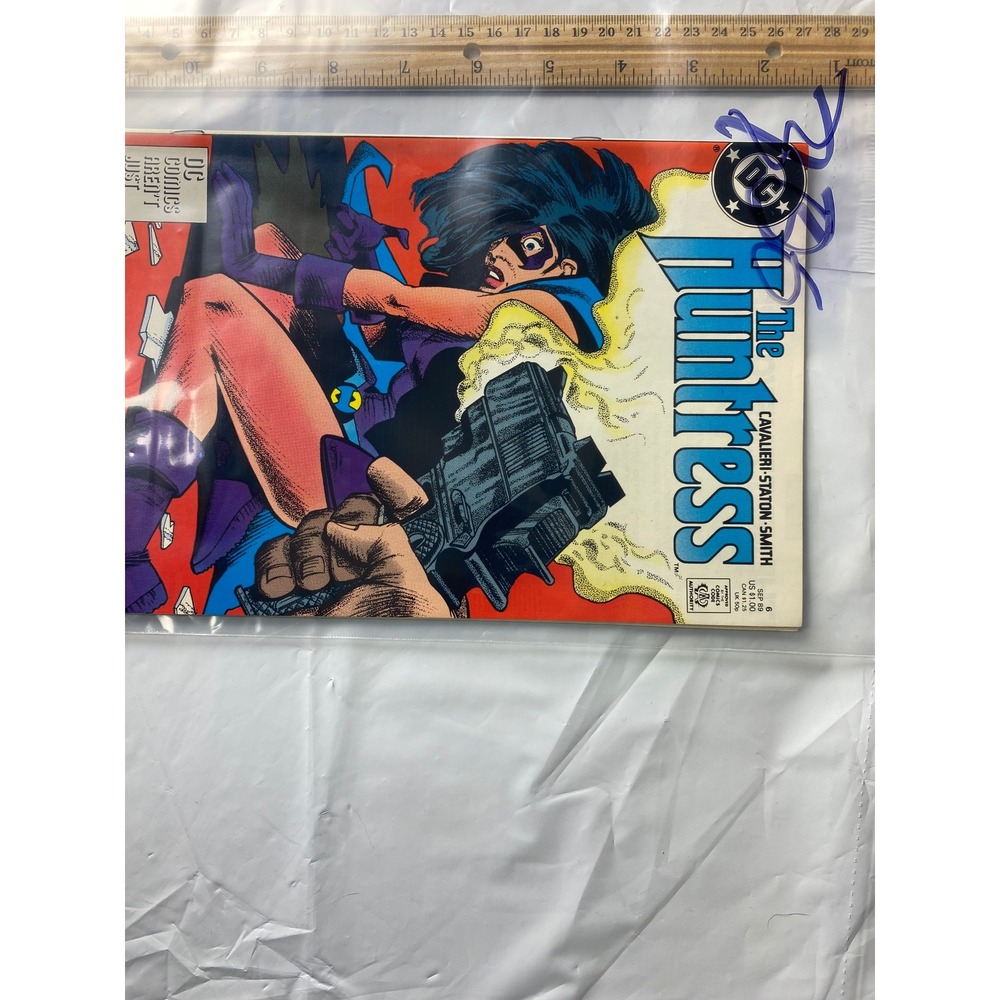 The‎ Huntress Comic Book DC Comics August 1989 Issue 6 Vintage Collectible